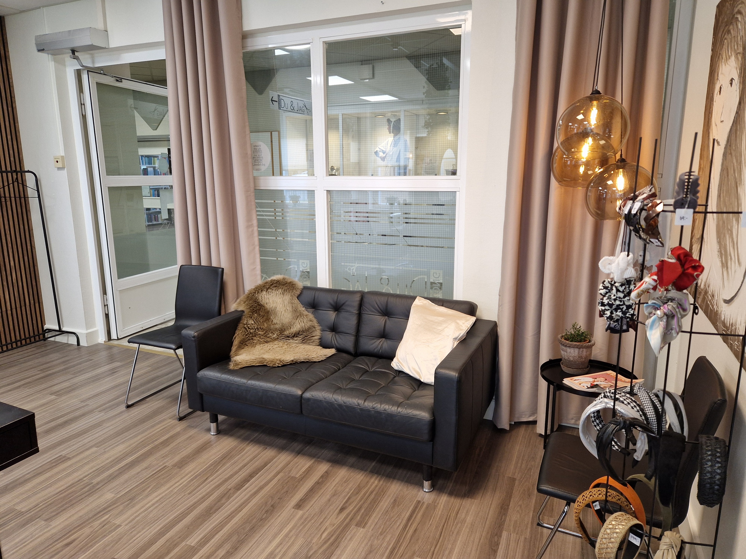 Peruksalong mysig tillgänglig nära Växjö variation kombination